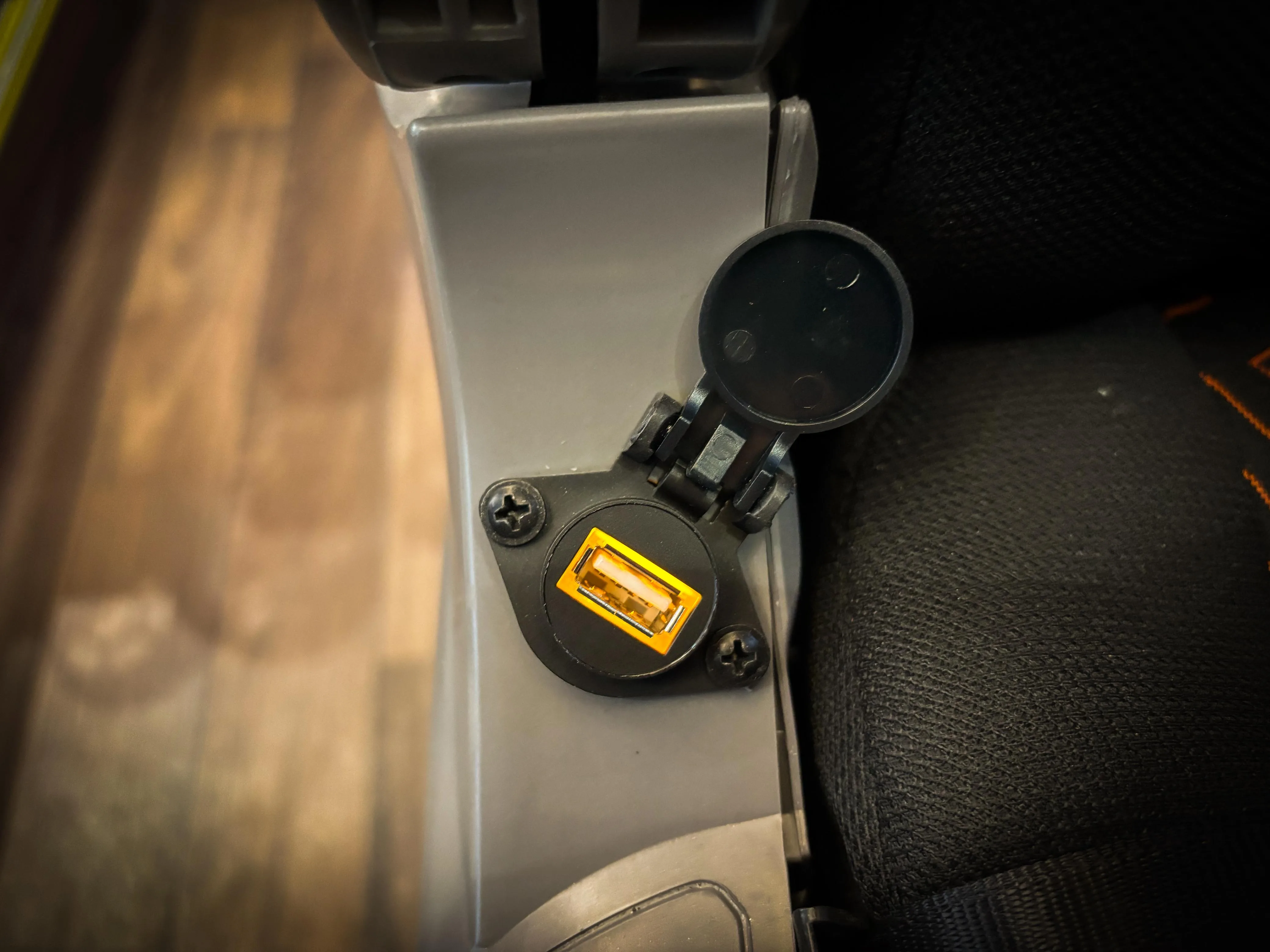 Volare FLY 12 — Tomadas USB